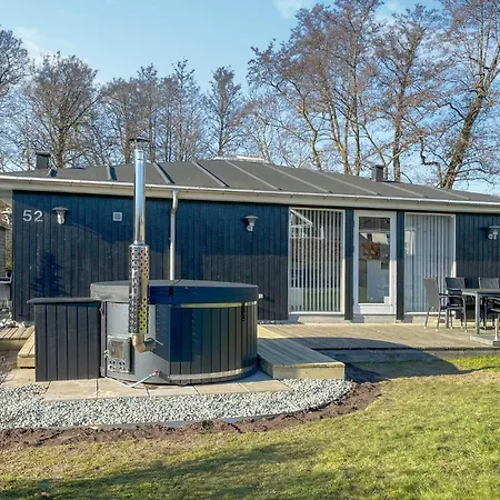 Beach Front Home In Aabenraa With Sauna בית נופש